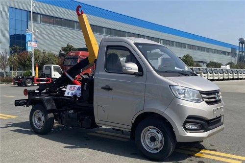 長(zhǎng)安汽油小型勾臂垃圾車