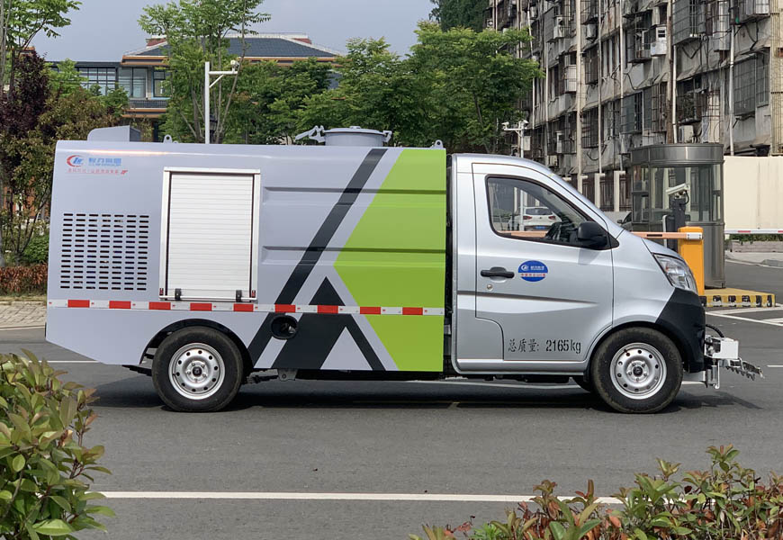 東風小康路面養(yǎng)護車