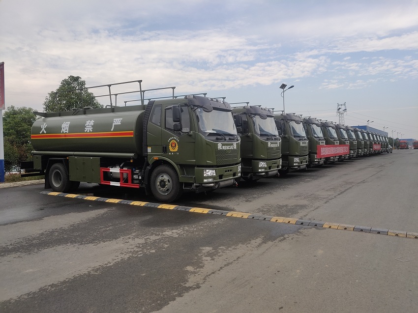 **采購解放J6單橋14噸油罐車批量訂單圖片