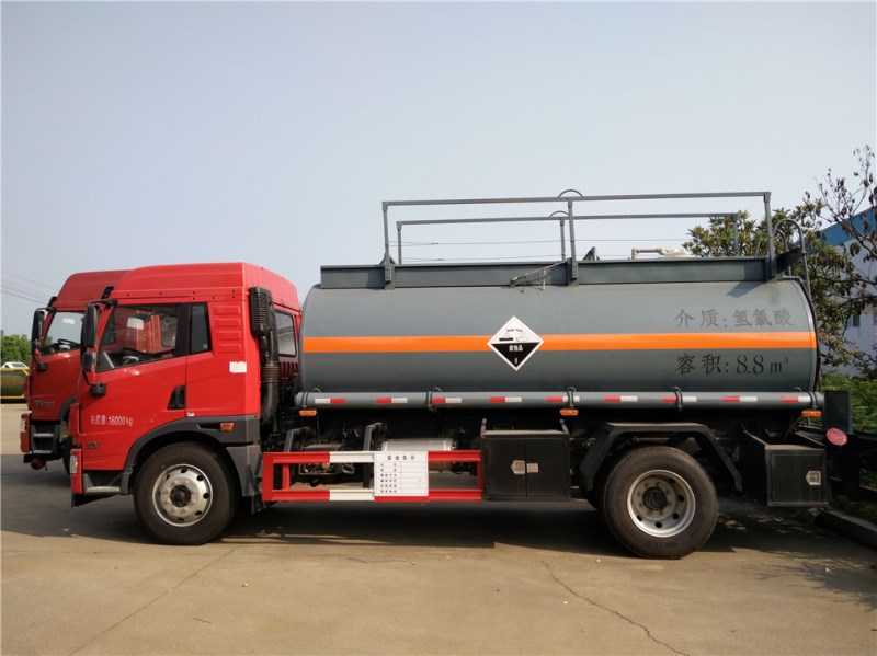 解放龍V CLW5162GFWC5腐蝕性物品罐式運輸車