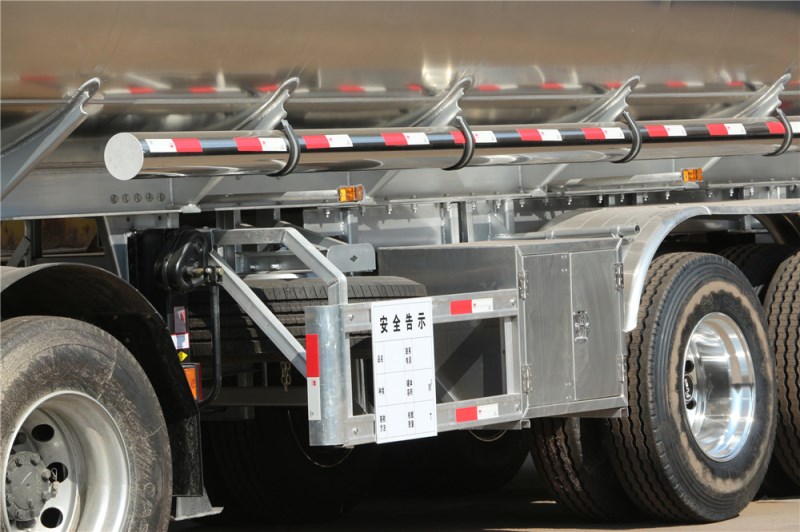 東風天龍(40-55L)鋁合金運油半掛車