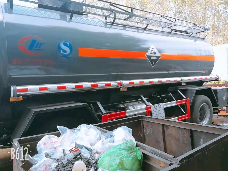 解放小三軸14.2方化工運(yùn)輸車